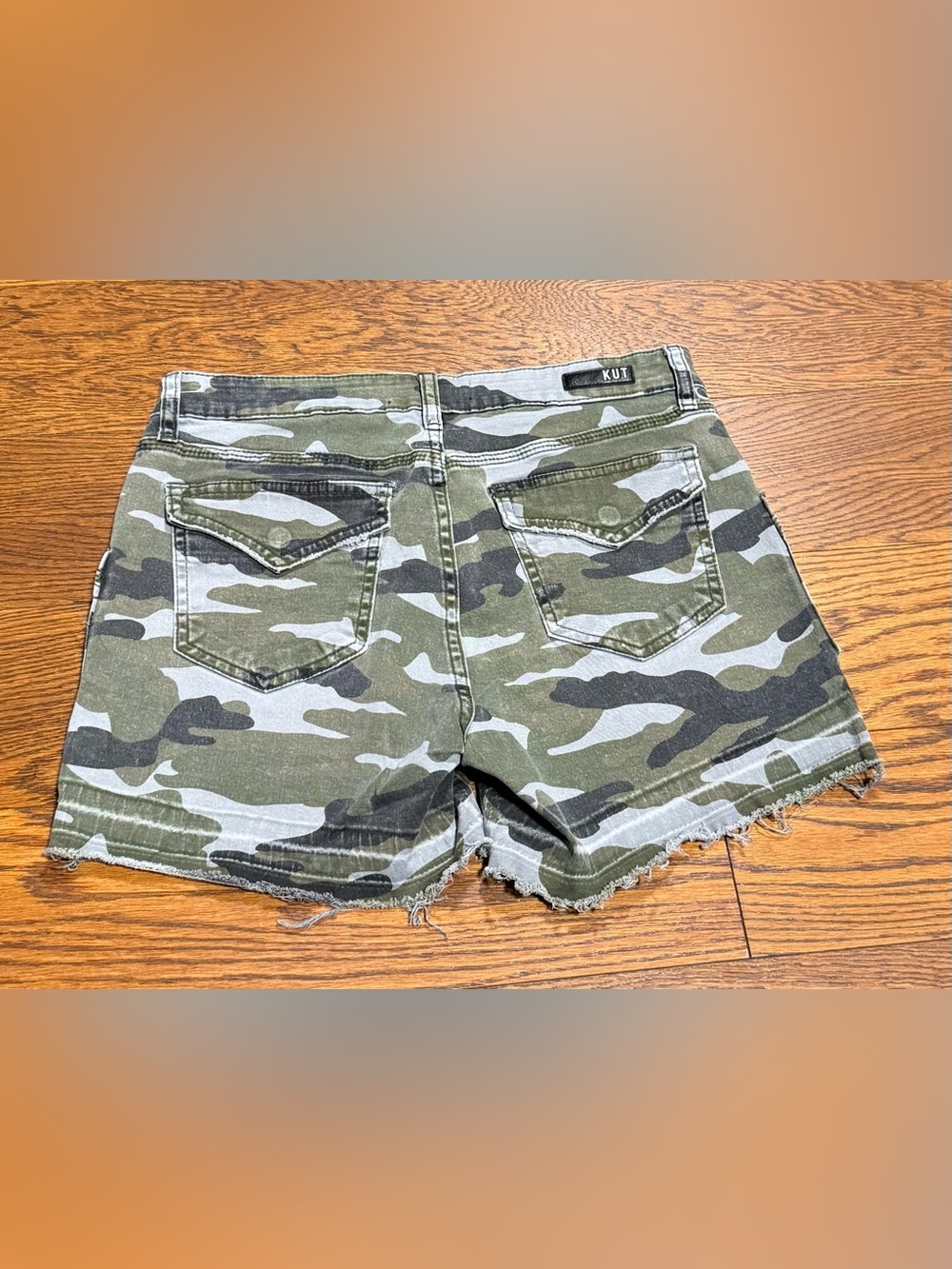 Kut From The Kloth Women’s Distressed Camouflage Alice Utility Short Size 6 - Picture 2 of 8